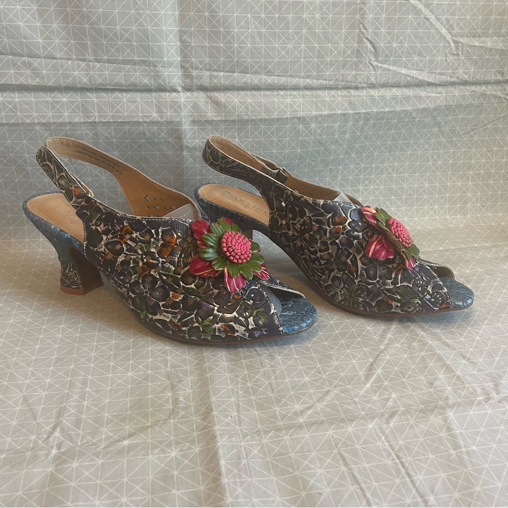 NWOT L’Artiste Arautre Sling‎ Back Heels in Navy Multicolor 42